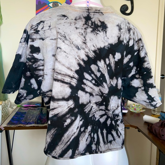 distressed black/grey tie-dye cut off graphic tshirt - Picture 2 of 2